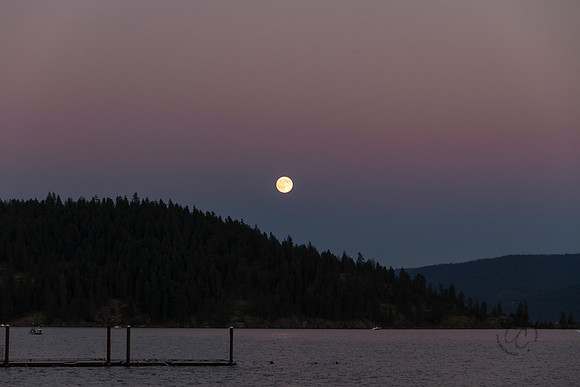 Full moon over Coeur d'Alene lake 2017-3605-2
